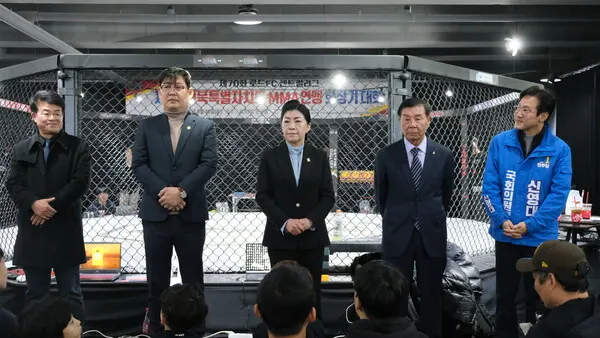 왼쪽부터 김상연 전북특별자치도MMA연맹 부회장, 김대일 전북특별자치도MMA연맹 회장, 송미숙 군산시 시의원, 박성수 대한MMA연맹 명예회장, 신영대 군산시 국회의원
