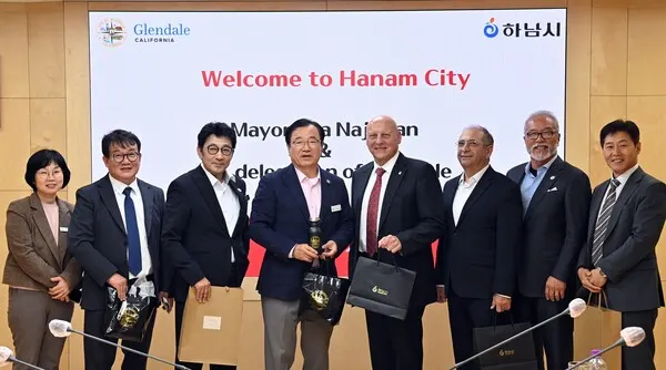 하남시와 美글렌데일시 대표단이 글로벌 문화 국제교류 협력 논의 후 기념촬영 하고 있다. (사진_하남시)