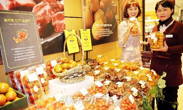 토마토 출하시기를 맞아 오는 14일까지 '토마토 산지 모음전'을 연다. 토마토는 비타민과 무기질이 풍부해 대표적인 건강식품으로 각광을 받고 있다. 전남 장성 분향리에 출하하는 속이 꽉 찬 '분향 토마토'부터 짭조름한 맛이 특징인 '대저 토마토'까지 다양한 색과 맛의 토마토를 선보인다.(사진_광주 신세계)