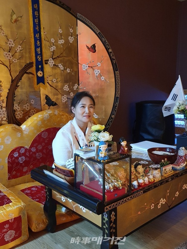 대한민국을 대표하는 사람들, 입시를 앞둔 학부모들과 가정에 문제가 있는 사람들까지. 다양한 상대를 만나 인생 상담을 하고 있지만 원칙을 져 버린 경우는 없다는 대한민국 전통도당장군 민속굿명장 김지연 원장.