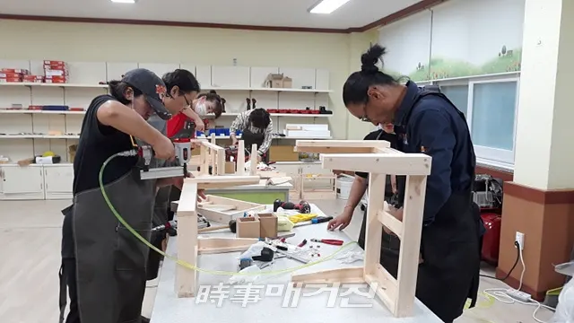 곡성군 미래교육협력센터가 10월부터 석곡초등학교 내 목공실에서 석곡면 학생 및 주민을 대상으로 ‘꿈틔움 공방’을 운영한다.(사진_곡성군청)