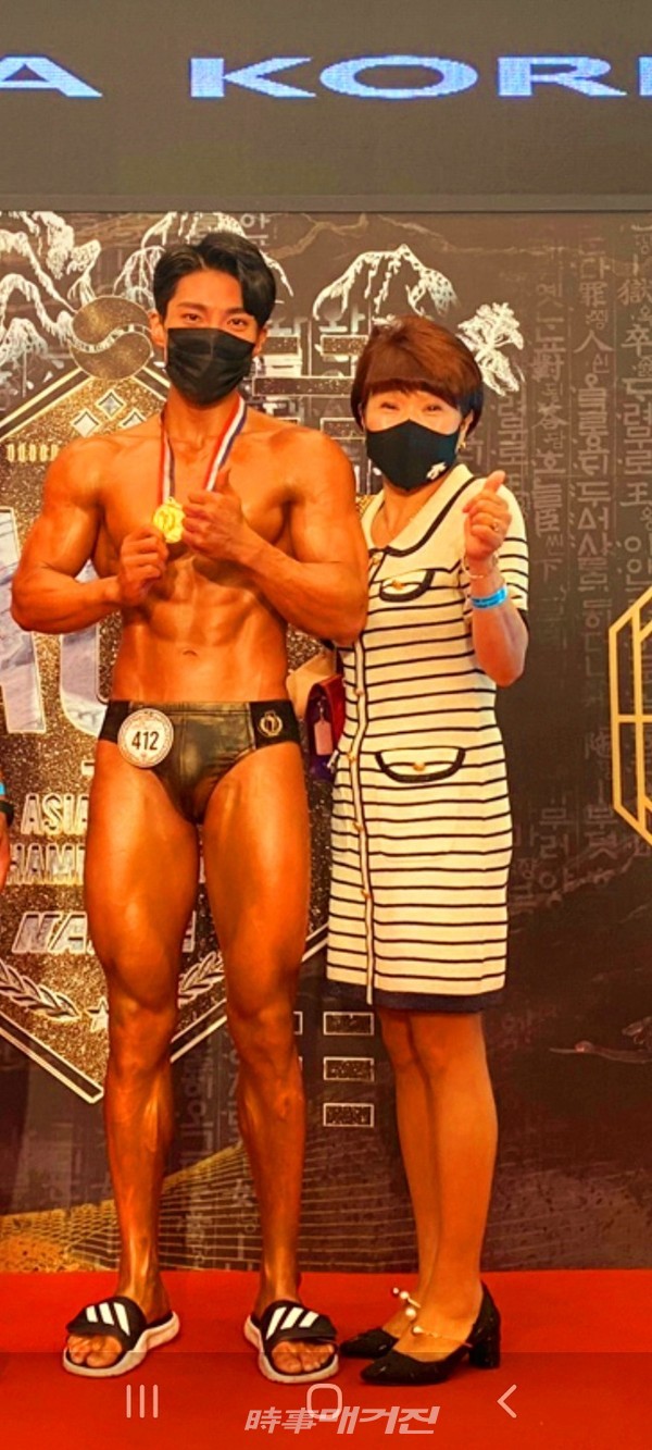 박시윤 선수와 어머니(사진_헐크파운데이션)