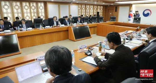 박인환 경찰제도발전위원회 위원장이 21일 서울 종로구 정부서울청사에서 열린 경찰제도발전위원회에 참석해 발언하고 있다.(사진_뉴시스)