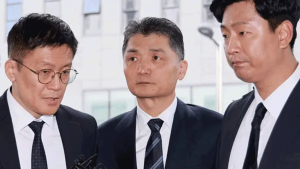 김범수 카카오 전 경영쇄신위원장이 수척한 모습으로 지난 21일 서울남부지방법원으로 들어서고 있다. (사진_한국방송 캡처)