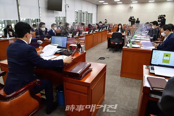 김민석 국회 보건복지위원장이 23일 국회에서 열린 보건복지위원회 전체회의에서 권덕철 보건복지부 장관 후보자 인사청문경과 보고서를 채택하고 있다.(사진_공동취재단)
