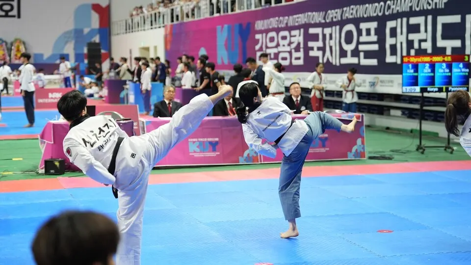 지난 5일 부산시 기장실내체육관에서 진행된 ‘2025 김운용컵 국제오픈태권도대회’에 참가한 신천지 태권도 대표팀 신우주 선수(왼쪽)가 품새 경기에서 고려품새를 시연하는 중 옆차기 동작을 하고 있다.(사진_신천지예수교)