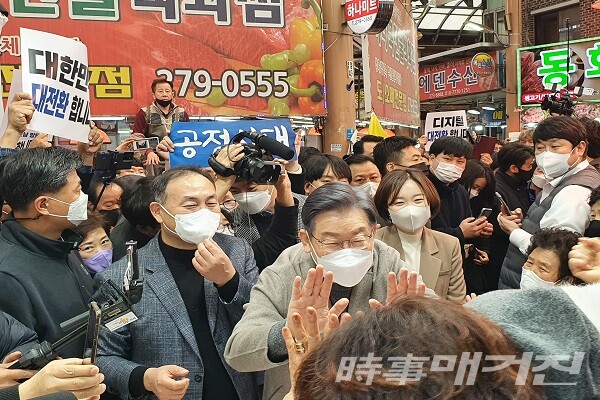 목포동부 시장내 상인들과 손바닥을 마주치며 소통하는 이재명 대선 후보/사진=이병석 기자