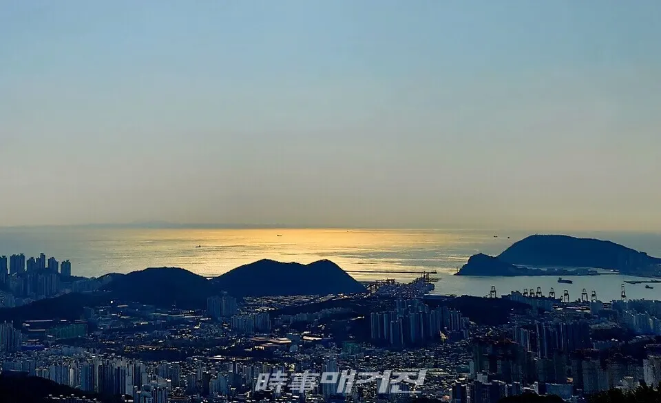 맑은 날엔 수평선에 길게 걸쳐 있는 대마도가 선명히 보임