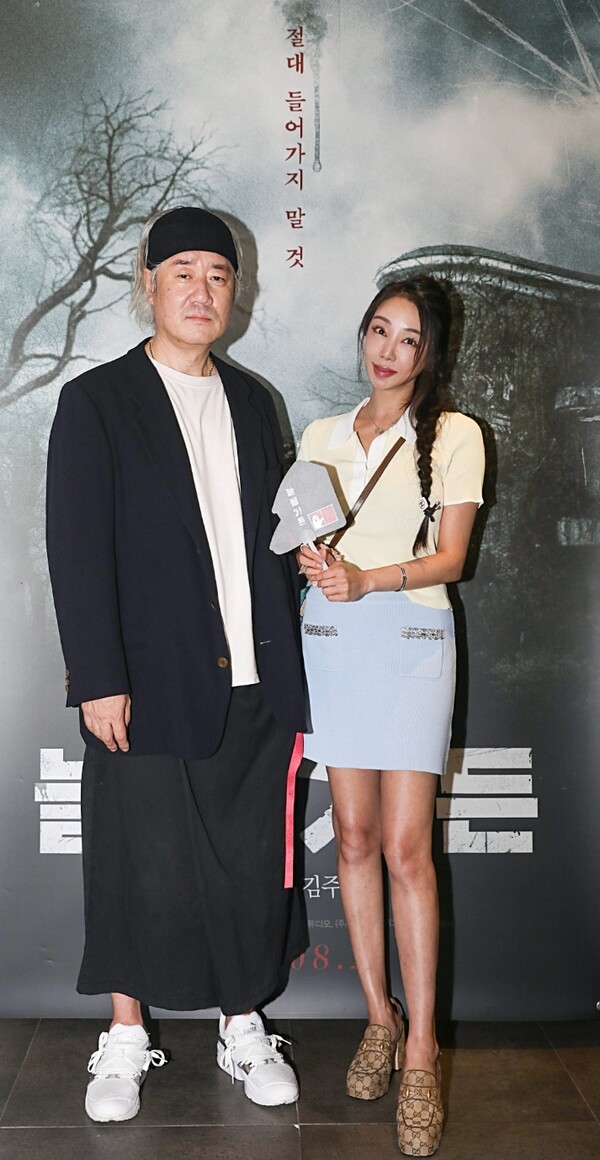 사진_(좌) 늘봄가든의 제작사 ㈜바이어스이엔티 변성만 대표와 배우 최예지가 기념촬영을 하고 있는 모습