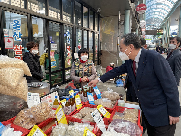 새마을금고중앙회 박차훈 회장은 "신축년 설 명절을 맞아 9일 언양알프스시장(울산 울주군 언양읍 소재)을 찿아 ‘우리동네가게 가치 하기’ 나눔 행사를 가졌다"고 밝혔다.(사진_새마을금고중앙회)