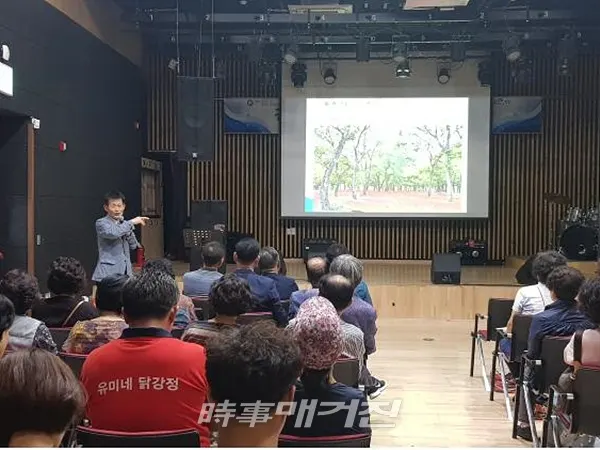 이날 이재영 센터장이 '인문학과 자아성찰’을 주제로 열띤 강연을 하고 있다.(사진_강진군)