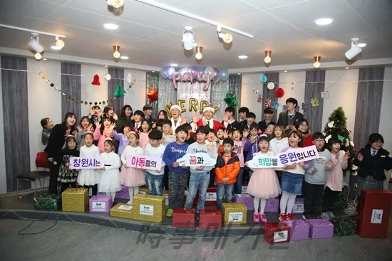 허성무 창원시장,김경곤 NH농협은행 창원시지부장과 어울림지역아동센터 아이들 (사진제공:창원시청)