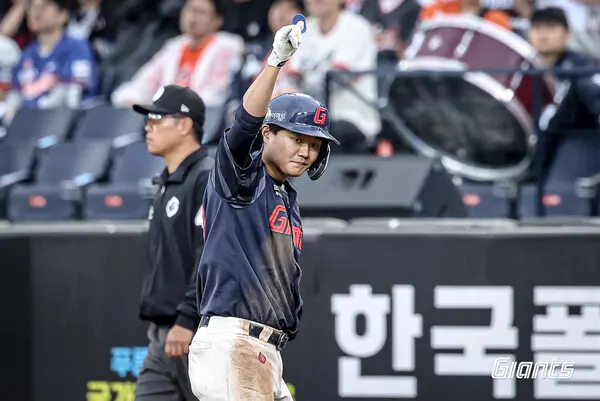 지난 24일 한화와의 대전 원정 경기에서 손호영이 10회 초 역전 2타점 적시타를 치고 세레모니를 하고 있다.(사진_롯데 자이언츠)