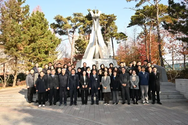2일 정종복 기장군수와 간부공무원들이 기장항일운동 기념탑에서 참배를 하고 단체기념 촬영을 하고 있다.(사진_기장군)