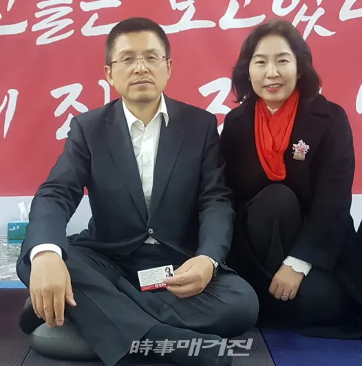 국회 로텐더 홀에서 농성을 하고 있는 황교안 대표와 기념사진을 촬영하고 있는 김경화 강남갑 국회의원 예비후보(사진_김경화 예비후보 사무실)
