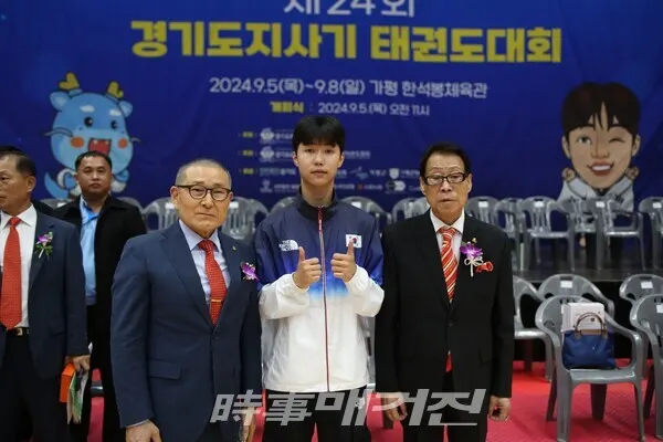 격려금 전달 후 기념촬영을 하고 있다. 좌측 (사)태권도공제회 황인식 상임이사, 가운데 2024 파리올림픽 금메달리스트 박태준 선수, 우측 경기도태권도협회 김경덕 회장 (사진_이재욱 기자)