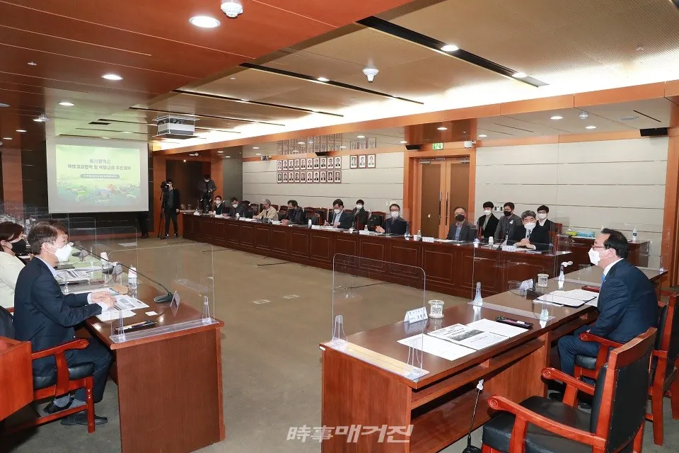 5일 오후 2시 시청 상황실에서 ‘2021년 제1차 울산시 북방경제협력위원회 회의’를 개최해 이같은 내용을 논의하고 있다.(사진_울산시청)