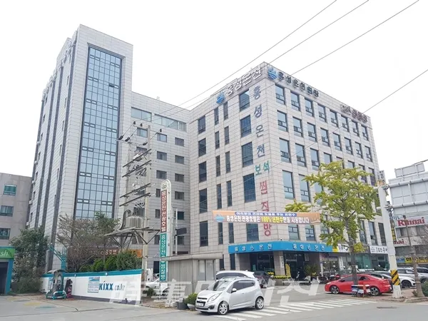 홍성온천관광호텔은 충남서해안 교통중심지인 홍성의 유일한 관광호텔로 오랜 세월 홍성을 찾는 많은 사람들을 맞이하고 있다. 가족 같은 분위기의 깨끗한 환경에서 내 집처럼 편안히 지낼 수 있도록 다양하고 넓은 객실과 편리한 부대시설로 편리하게 여행할 수 있게 시설이 완비되어 있다.