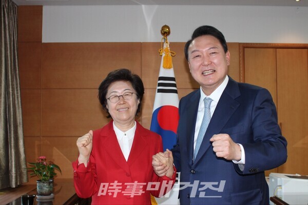(사진 = 윤석열 대통령 당선인과 이은재 강남구청 예비후보가 만나 강남 재건축, 재개발 논의)