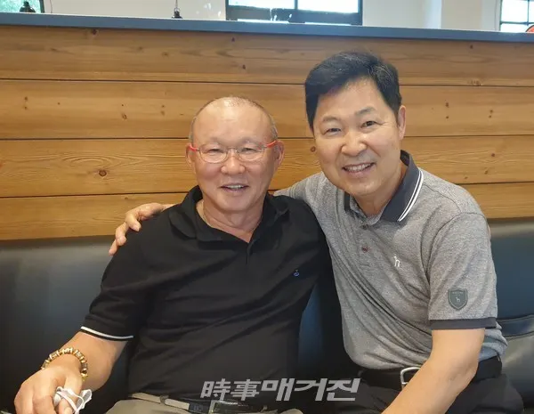 박항서 베트남 축구대표팀 감독(좌)과 이만수 헐크파운데이션 이사장이 기념 사진을 촬영하고 있다.(사진_헐크파운데이션)