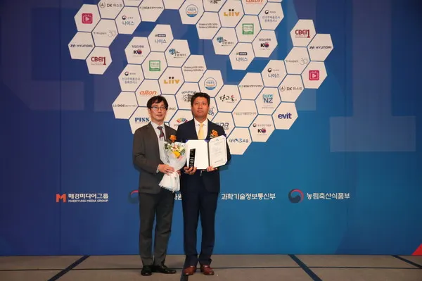 6월 26일(금) 열린 ‘2020 국가대표 브랜드 대상 시상식’에서 (오른쪽) 골프존 박강수 대표이사가 기념사진을 촬영하고 있다.