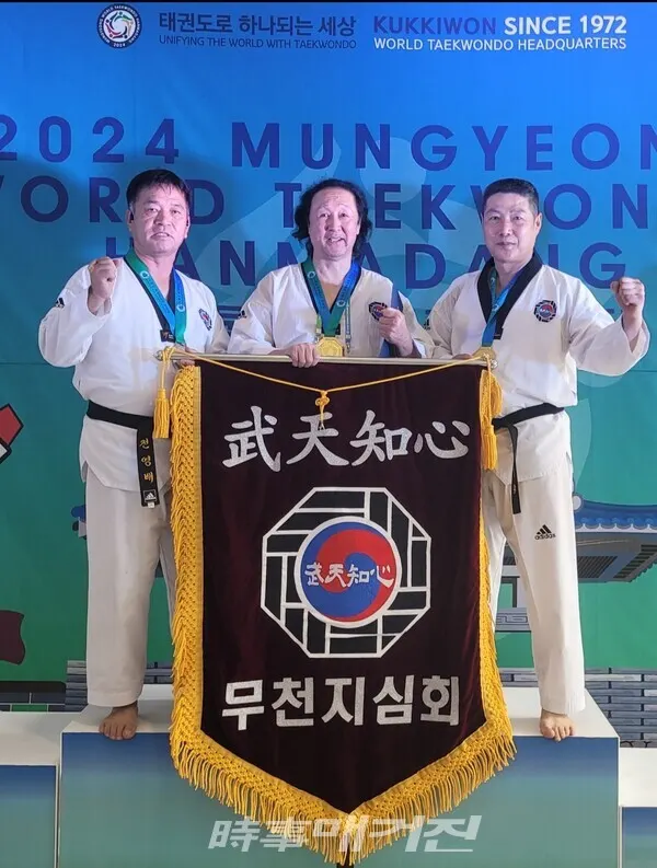 시상식 후 기념사진 촬영을 하고 있다(왼쪽부터 전영배, 이문석, 박경환)(사진_이재욱 기자)