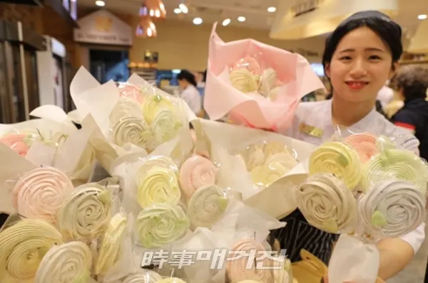 롯데백화점 광주점은 오는 14일 화이트데이를 맞아 베비에르매장에서 머랭꽃다발을 12,000원에 판매하고 있다. 머랭은 달걀 흰자에 설탕을 조금씩 넣어 가며 세게 저어 거품을 낸 뒤 낮은 온도의 오븐에서 구운 것으로 입안에 넣은 순간 솜사탕을 먹는 것처럼 사르르 녹으며 달콤하다.(사진_롯데백화점 광주점)