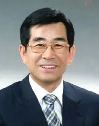 ▲ 김홍태 교장은 "안동여고는 70여 년의 역사가 빛나는 명문 여학교로서 그 전통을 자긍심으로 삼고, 지역사회와 학부모들의 뜨거운 성원을 받고 있다. 특히 학력중점관리 학교로서 철저한 학력 관리는 물론, 다양한 소질 계발, 충실한 진학지도 등을 통해 탁월한 대학 진학 실적을 거두고 있어 안동 지역 여성 인재 양성의 산실이 되고 있다"고 밝혔다.