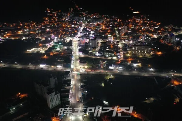 진도를 찾는 관광객과 주민들에게 야간 통행 편의 제공과 진도군 관리 건물과 주요 장소에 야간조명을 확대 설치해 지역 상권 활성화에 기여했다.