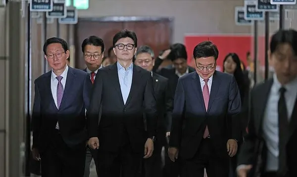 한동훈 국민의힘 대표가 지난 6일 오전 서울 여의도 국회에서 열린 국방·외교 현안관련 긴급 점검회의에 참석하기 위해 주요당직자들과 함께 이동하고 있다.(사진_국민의힘)