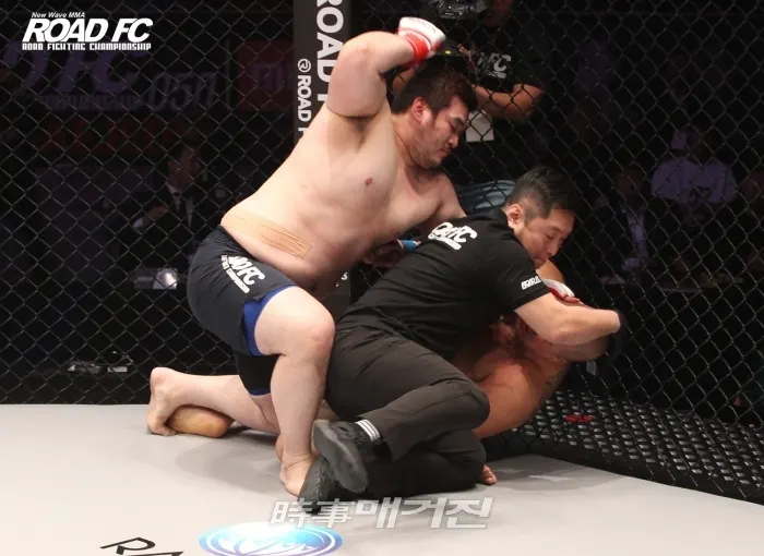 심건오 선수 경기장면(사진_ROAD FC)