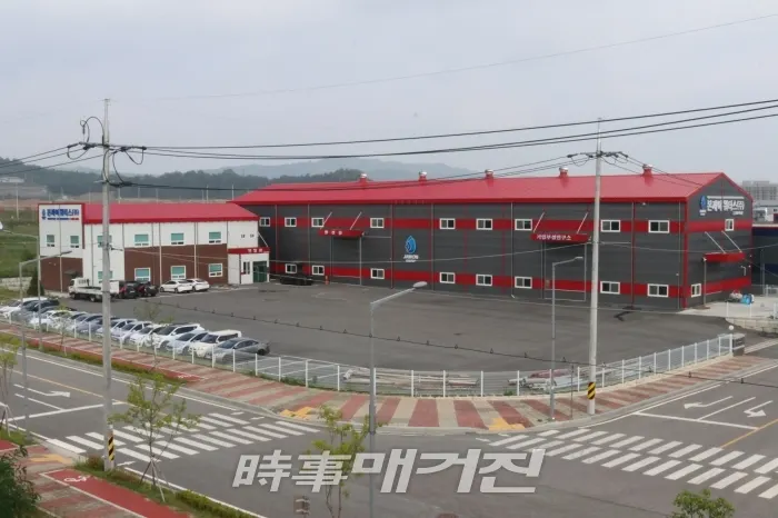 본제이워터스㈜는 물산업의 핵심 요소인 수자원 개발, 대형정화설비 및 MEMBRANE 생산, 수질검사까지 TOTAL SOLUTION을 구축함으로써 우수한 제품 및 서비스로 대한민국의 환경보전이라는 사명감을 갖고 동종업계 최고의 만족도를 선사함과 동시에 우리의 소중한 자원을 다음 세대에게 대물림할 수 있는 조력자가 되고자 노력하고 있는 강소기업이다.