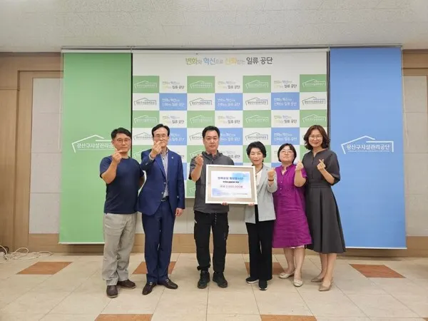 행복공감동행봉사단은 지난 9년간 한해도 거르지 않고 후원금 기부는 물론 독거노인을 위한 장수사진 촬영, 복날 삼계탕 봉사, 경로당 가스레인지 교체 및 코로나19 시국에는 마스크와 손 소독제를 제작·보급하는 등 다양한 곳에 봉사활동과 후원을 해왔다.(사진_행복공감동행봉사단)
