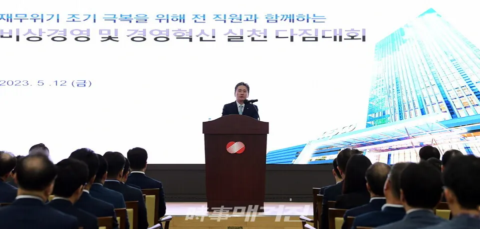 12일 한국전력 정승일 사장은  나주 본사에서 "비상경영 및 경영혁신 실천 다짐대회"에서 경영진과 직원이 참여한 가운데 현안설명과 당부의 말을 하고 있다.(사진_한전)