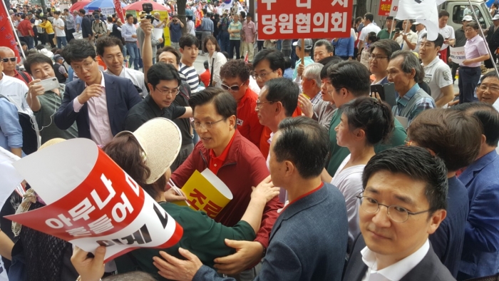 집회에 들어서는 황교안 대표