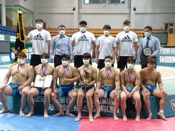 개인전 우승과 단체전 기, 우수지도자상 명패를 틀고 화이팅을 외치는 정읍시청 씨름단(사진-이용찬).