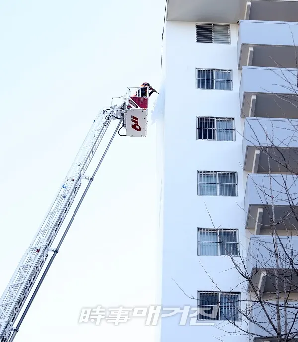 중랑소방서 구조대가 아파트 외벽에 있는 대형 고드름을 제거하고 있다 <사진제공=중랑소방서>