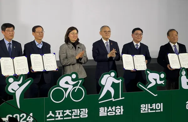 좌측부터 태권도진흥재단 이종갑 이사장 직무대행, 국민체육진흥공단 조현재 이사장, 문화체육관광부 장미란 차관, 유인촌 장관, 한국관광공사 이학주 국제관광본부장, 한국e스포츠협회 김영만 회장(사진_태권도진흥재단)