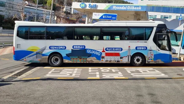 기장군 관광홍보 랩핑버스가 운행중에 있다,(사진_기장군)