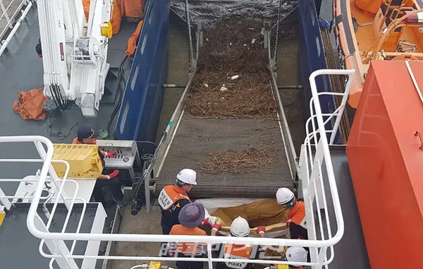 목포해양경찰서는 “10일 목포항내에서 이번 폭우로 떠내려 온 수초더미나 페트병, 스티로폼 등 부유물 약 37톤을 수거하고 해양환경공단에 인계했다”고 밝혔다. 사진은 목포해경이 해상에서 방제정을 이용해 해양쓰레기를 수거하고 있다.(사진_목포해양경찰서)