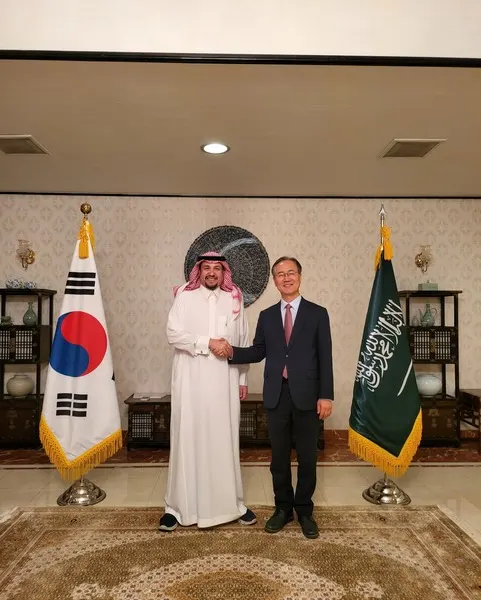 ​FCC 술탄 알사둔 Chairman이 관계자와 타이프 시내를 내려다보고 있다. (사진_FCC&디킨즈그룹)FCC 술탄 알사둔 Chairman과 박준용 전 주사우디대한민국 대사(사진_FCC&디킨즈그룹)