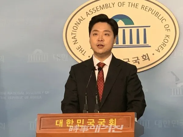자유한국당 정원석 전 강남을 당협위원장이 오늘 오전 국회정론관에서 출마회견을 하고 있다.