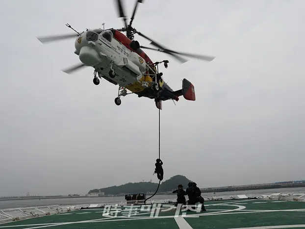 서해지방해양경찰청은 광주세계수영선수권대회의 성공 개최를 위해 3일 여수 엑스포해양공원에서 유관 기관 합동으로 강도 높은 해상 대테러 훈련을 실시했다.(사진_서해지방해양경찰청)