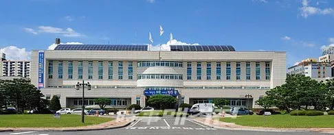 광양시는 공간정보시스템 소프트웨어 지원 중단(폐기)으로 인한 기술적·기능적 문제 해결을 위해 올 8월까지 공간정보시스템 고도화를 추진한다고 밝혔다.사진은 광양시청 청사 전경이다.(사진_송상교기자)