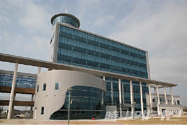 신안군청 청사 전경/사진=이병석 기자