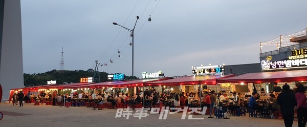5월6일 오후 7시쯤 찾아간 낭만포차 평일임에도 북적이는 모습 (사진_조대웅 기자)