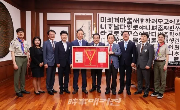 문희상 국회의장이 19일 오후 의장집무실에서 한국스카우트연맹 최고 훈장인 ‘무궁화 금장'을 받고 기념촬영을 하고 있다.(사진_국회)