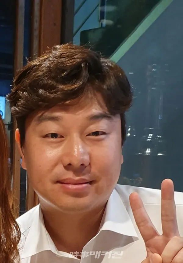인터뷰 후, 본지 기자에게 웃음을 선사하는 강경태 대표