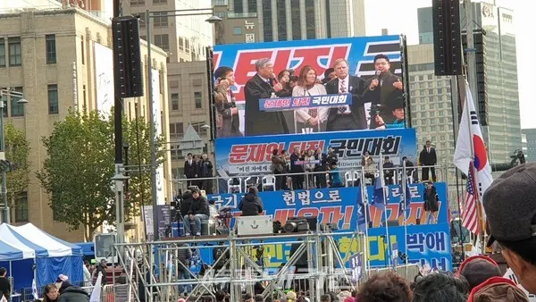 11월 23일 광화문 이승만광장의 토요집회에서 전광훈 목사가 오토 웜비어의 부모와 인터뷰를 하고 있다.