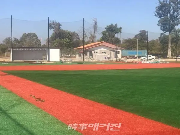점점 모습을 갖춰가는 야구 불모지인 라오스 최초 야구장(사진_헐크파운데이션)